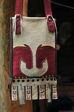 Tasche aus sämisch gegerbtem Rindleder mit Applikationen